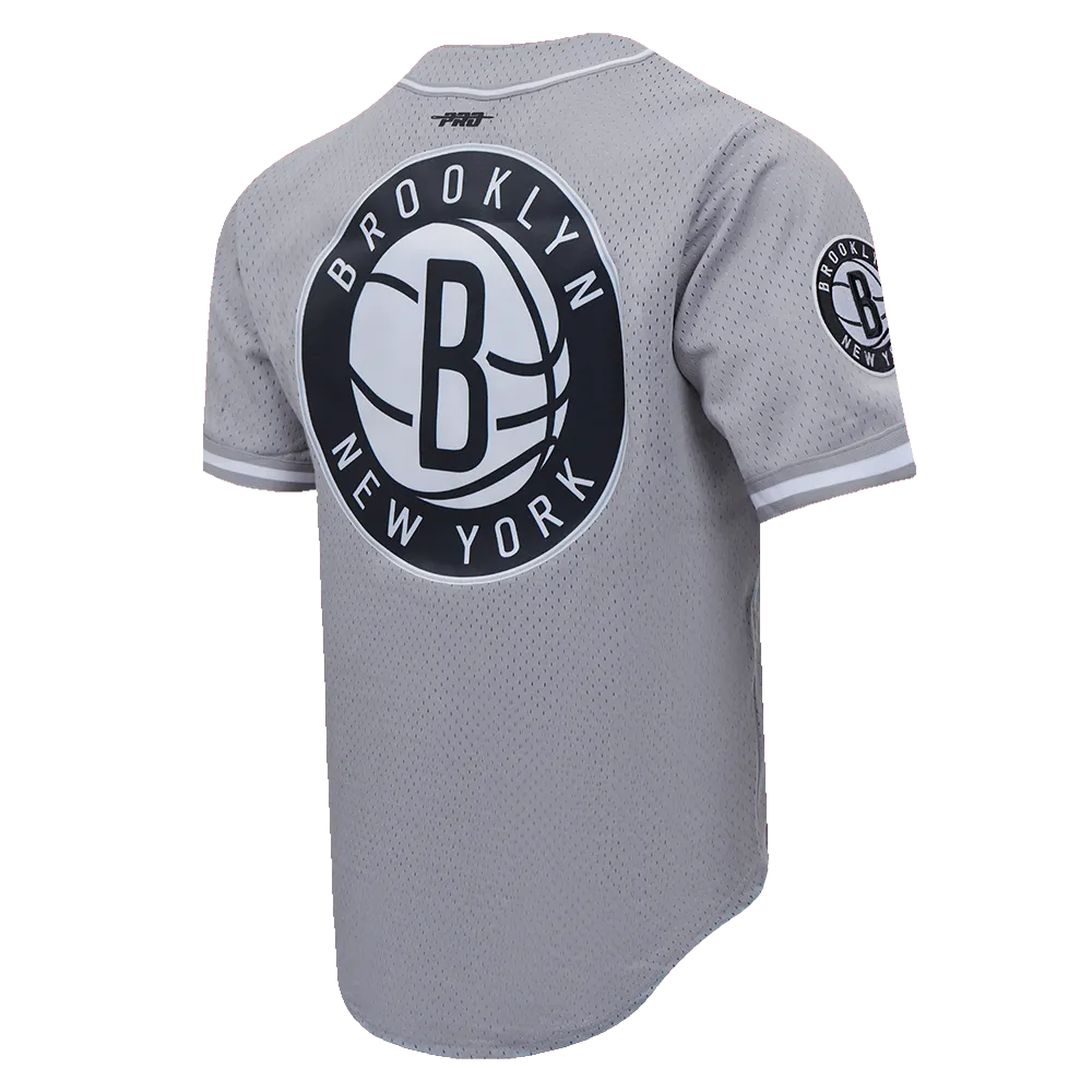 NBA BROOKLYN NETS SCRIPT TAIL MEN'S MESH BUTTON DOWN SHIRT (GRAY)