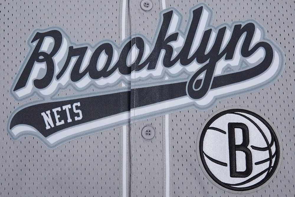 NBA BROOKLYN NETS SCRIPT TAIL MEN'S MESH BUTTON DOWN SHIRT (GRAY)