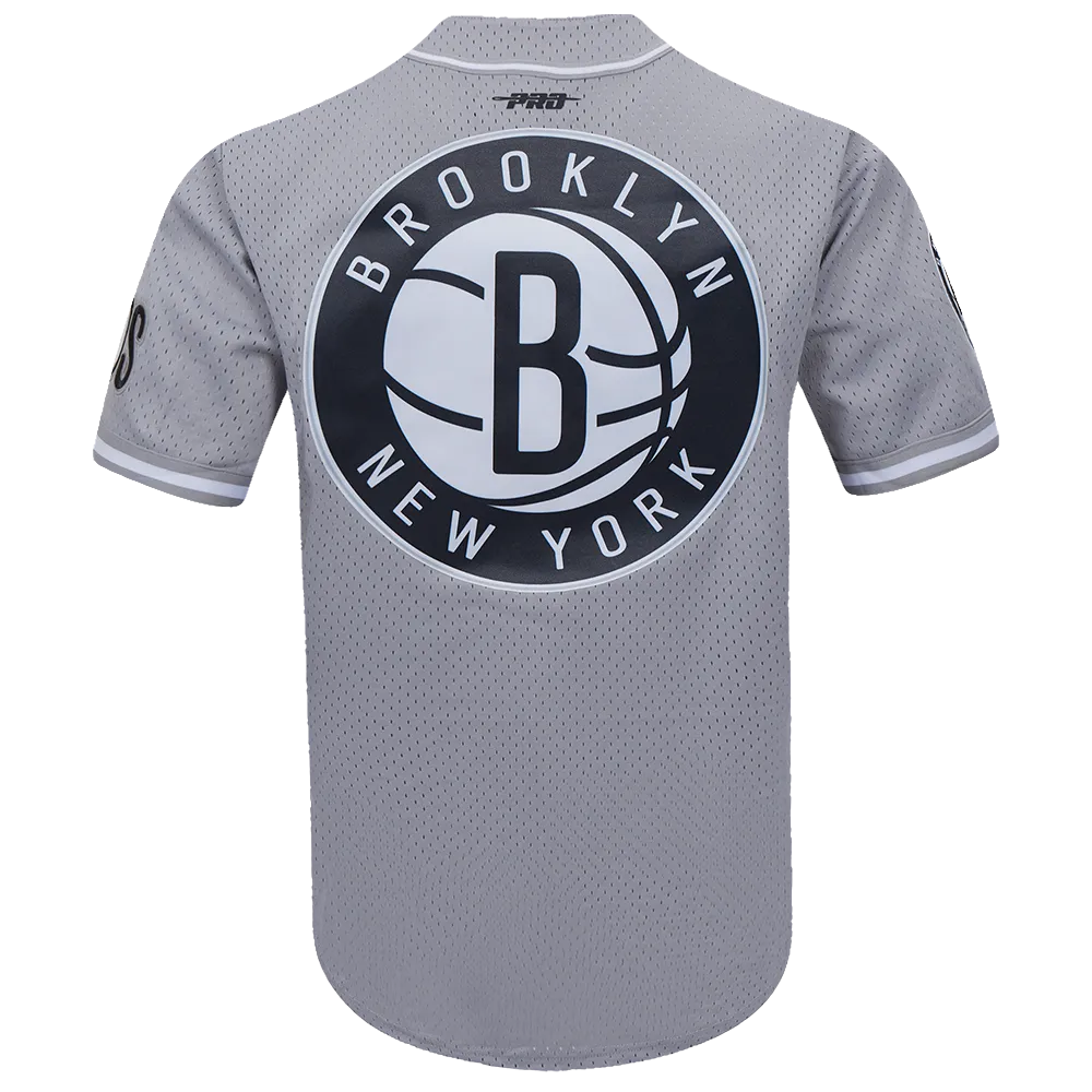 NBA BROOKLYN NETS SCRIPT TAIL MEN'S MESH BUTTON DOWN SHIRT (GRAY)